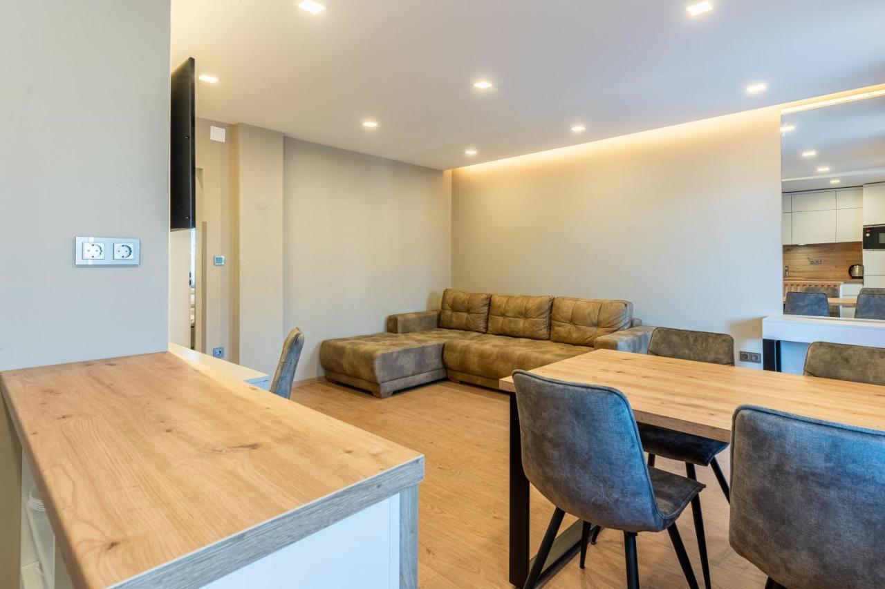 Apartman s 2 spavaće sobe, terasom i pogledom na more